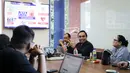 Senior Consultant Primestar Communication, Rizal Jefrisani (tengah) tengah memaparkan konsep Sportstainment saat kunjungan Digital Business Consultant untuk Madura United ke kantor Bola.com di Gondangdia, Jakarta, Senin (30/05/2022). (Bola.com/Bagaskara Lazuardi)