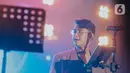 Penyanyi Ardhito Pramono beraksi pada Jakarta International BNI Java Jazz Festival 2020 di Jakarta, Sabtu (29/2/2020). Ardhito membawakan sejumlah lagu seperti Bila, Bitter Love, dan Fake Optics. (Liputan6.com/Faizal Fanani)