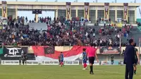 Keributan suporter di tribun Timur Stadion Bumi Wali Tuban, Sabtu (17/6/2023).