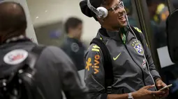 Neymar dkk. tiba di bandara kota Temuco, Cile.  (REUTERS/Ueslei Marcelino)