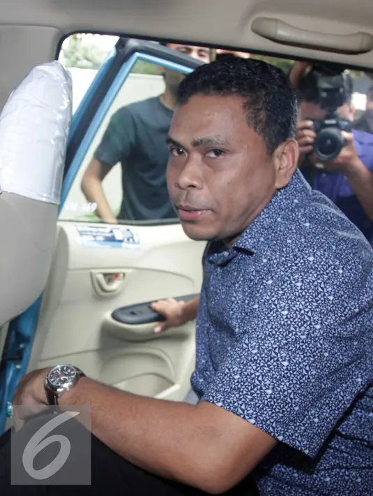 Jailani berada didalam mobil usai menjalani pemeriksaan oleh penyidik KPK, Jakarta, Selasa (23/2). Jailani diperiksa terkait kasus suap proyek Kementerian Pekerjaan Umum dan Perumahan Rakyat bersama Damayanti Wisnu Putranti. (Liputan6.com/Helmi Afandi)