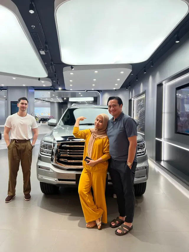 Verrell Bramasta membelikan ibu sambungnya mobil mewah.