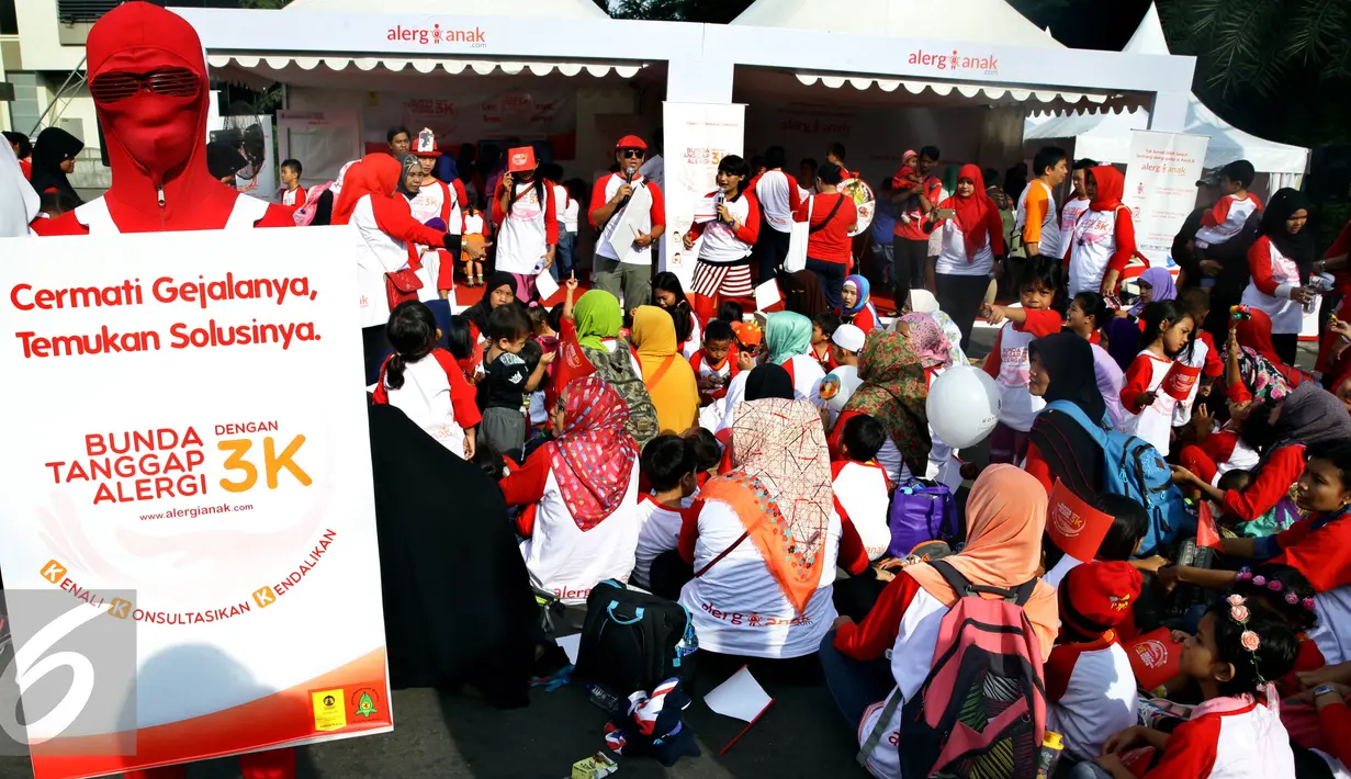 Ibu dan anak saat mengikuti pawai mengkampanyekan Bunda Tanggap Alergi dengan 3K kenali, konsultasikan, dan kendalikan di sekitar Bundaran HI, Jakarta, Minggu (17/4/2016). (Liputan6.com/Johan Tallo)