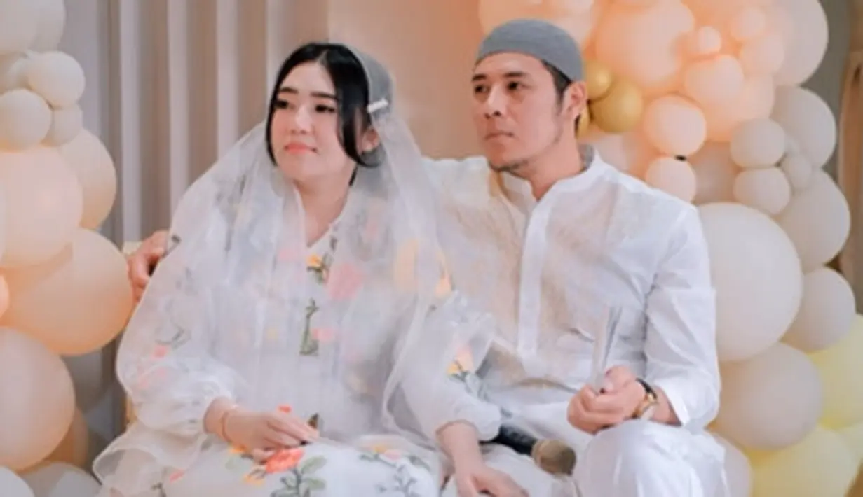 Sementara itu, rambut indah Via Vallen ditata updo sisakan poni samping yang manis [@viavallen]