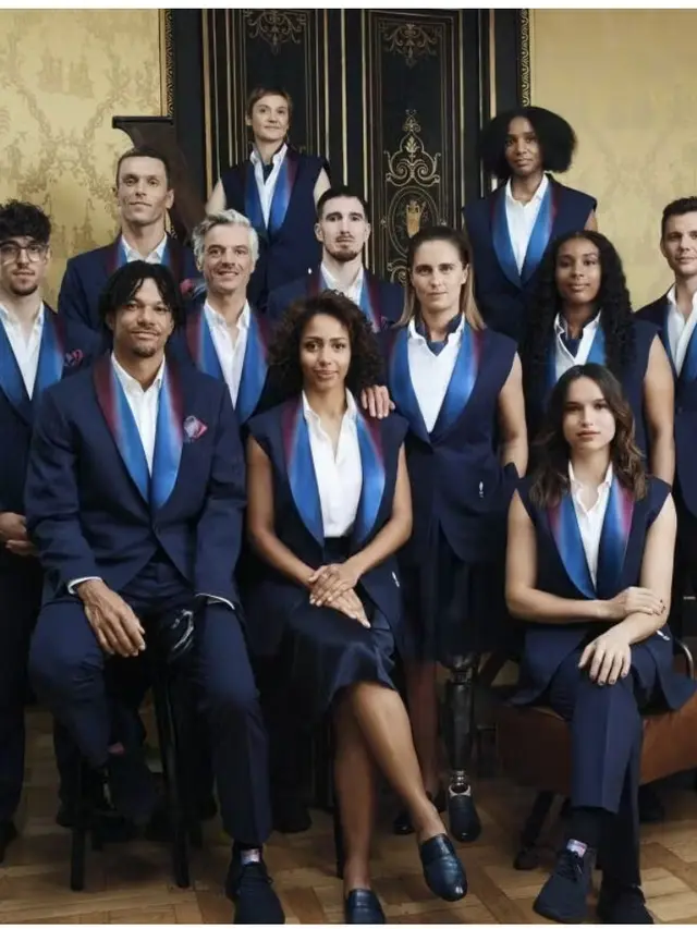 BERLUTI RANCANG SERAGAM OPENING CEREMONY