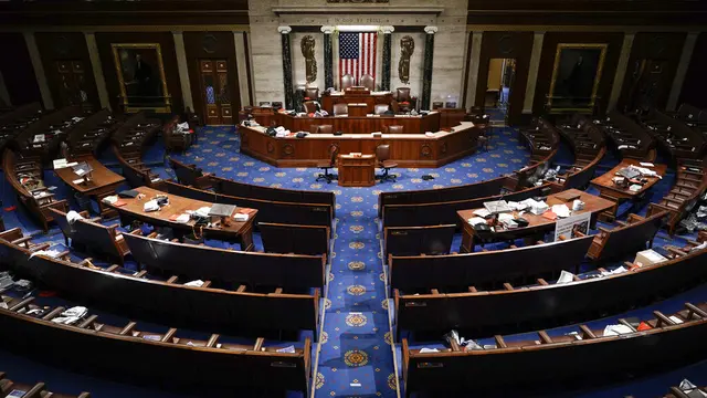 FOTO: Kepanikan Dalam Gedung Capitol Hill AS saat Diserbu Massa