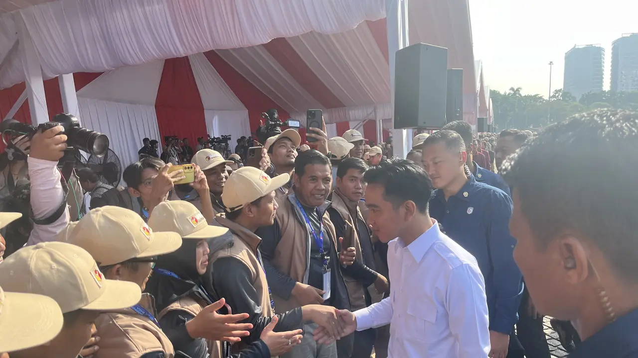 Wakil Presiden Gibran Rakabuming Raka saat Apel Siaga Pengawasan Tahapan Masa Tenang Pemungutan dan Perhitungan Suara Pemilihan Gubernur dan Wakil Gubernur, Bupati, Wakil Bupati, Wali Kota dan Wakil Wali Kota 2024 di Monumen Nasional (Monas).