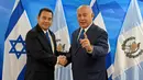 Presiden Guatemala Jimmy Morales (kiri) foto bersama PM Israel Benjamin Netanyahu di Yerusalem, Rabu (16/5). Langkah Guatemala memindahkan Kedubesnya ke Yerusalem dilakukan dua hari setelah AS melakukan hal serupa. (Debbie Hill/Pool Photo via AP)