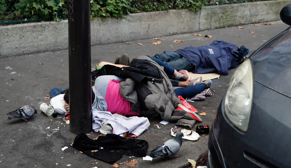 Para imigran tidur di jalanan Kota Paris, Prancis, Rabu (6/11/2019). Gelombang imigran membanjiri Prancis akibat konflik dan kemiskinan di Asia, Timur Tengah, dan Afrika sejak 2015. (AP Photo/Francois Mori)