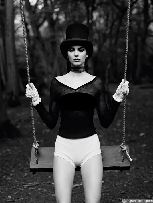 Kendall Jenner hanya menggunakan dua emoji bergambar bintang untuk menutupi kedua (maaf) puting payudaranya. (Instagram)