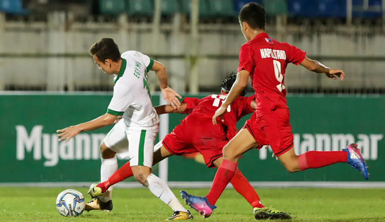 Gelandang Timnas Indonesia U-19, Egy Maulana Vikri, berusaha melewati pemain Filipina U-19 pada laga Piala AFF U-18 di Stadion Thuwunna, Myanmar, Kamis (7/9/2017). Egy Maulana menjadi topskorer sementara dengan 4 gol. (Liputan6.com/Yoppy Renato)