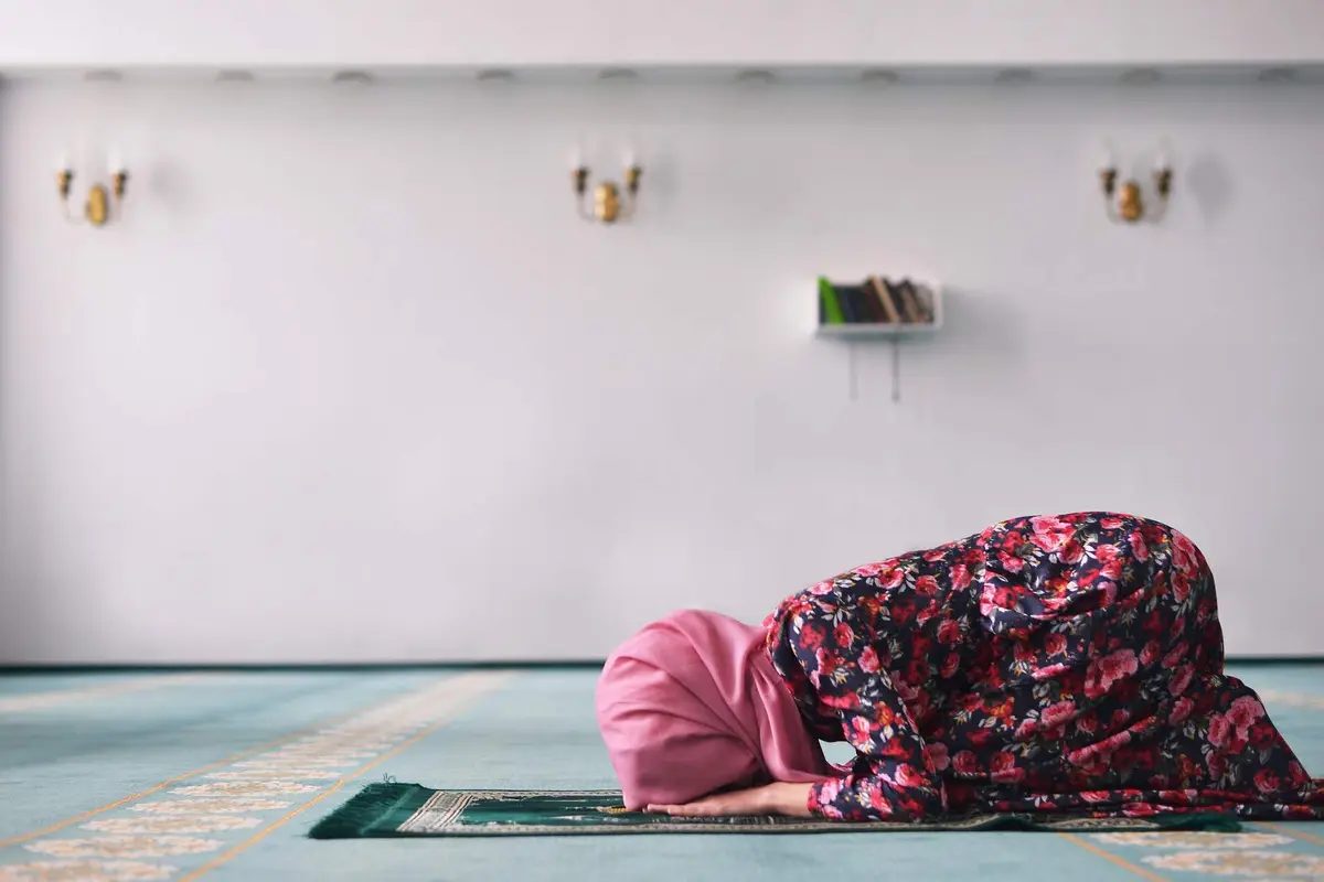menangis saat salat