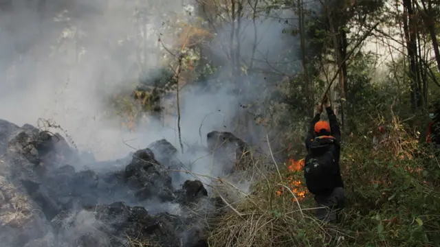 Kebakaran Hutan Meluas, Helikopter Mengudara Diatas Gunung Ciremai