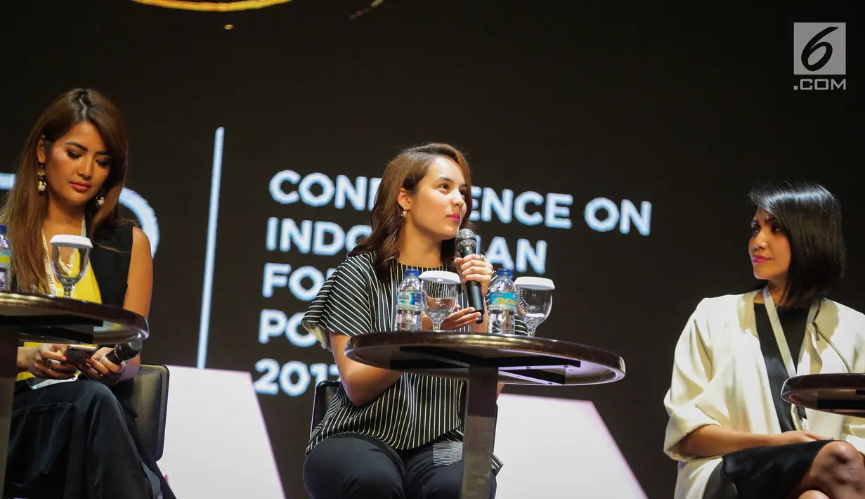 Artis Chelsea Islan (tengah) saat menjadi narasumber dalam Conference on Indonesian Foreign Policy 2017 di Jakarta, Sabtu (21/10). Diskusi ini juga membahas peran perempuan Indonesia dalam memimpin generasi sekarang. (Liputan6.com/Faizal Fanani)