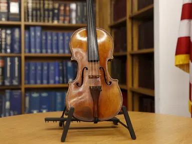 Biola Stradivarius diperlihatkan saat konferensi pers di New York, Kamis (6/8/2015). Biola yang dibeli dengan harga Rp2,7 miliar itu kembali ke pemiliknya setelah hilang dicuri selama 35 tahun. (REUTERS/Shannon Stapleton)