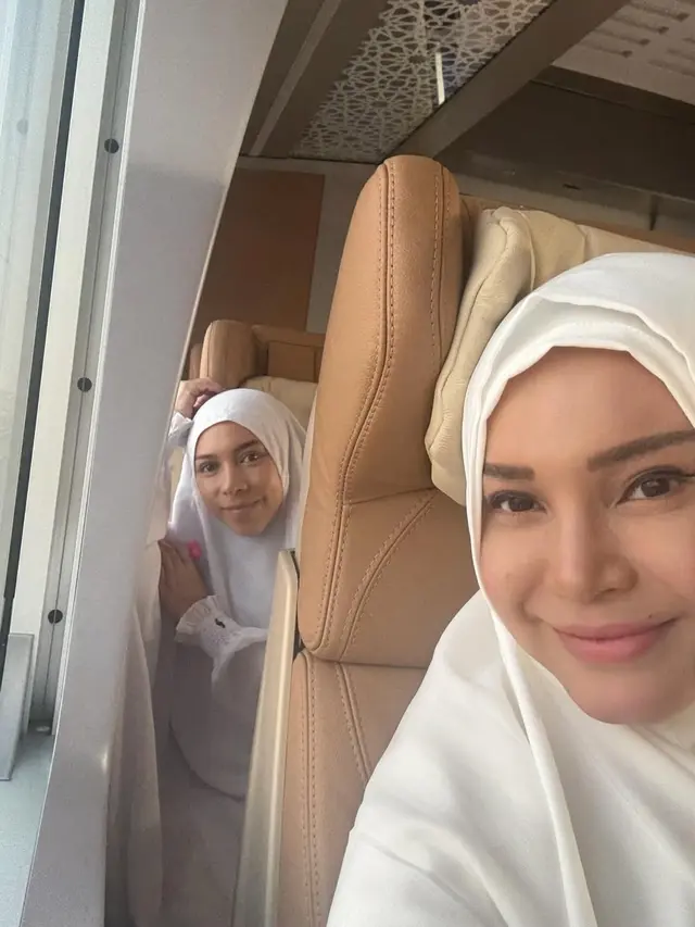 Gaya Kompak Rossa dan Melly Goeslaw Umrah Bareng, Sekalian Rayakan Ulang Tahun di Tanah Suci