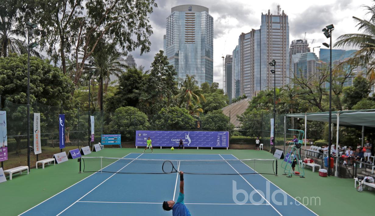  David Susanto  melakukan servis kearah pemain Prancis, Enzo Couacaud pada laga perdelapan final Combiphar Indonesia Open 2017 di Hotel Sultan, Rabu (8/2/2017). Enzo mengalahkan David 4-6, 6-3, 6-4. (Bola.com/Nicklas Hanoatubun)