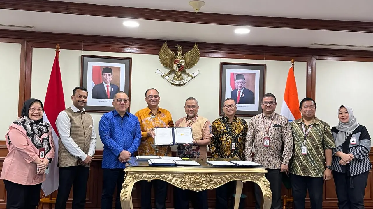 Dr. Laksana Tri Handoko, Ketua BRIN dan Sandeep Chakravorty, Duta Besar India untuk Indonesia menyaksikan penandatanganan dan pertukaran Perjanjian Implementasi antara ISRO dan BRIN (Kedubes India).