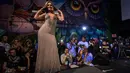 Rosie Oliveira dari Amazonas berpose di atas catwalk saat mengikuti Miss Bumbum Brazil 2017 di Sao Paulo, Brasil (7/11). Sebanyak 15 kontestan bersaing dalam kontes kecantikan bokong seksi tersebut. (AFP PHOTO/Nelson Almeida)
