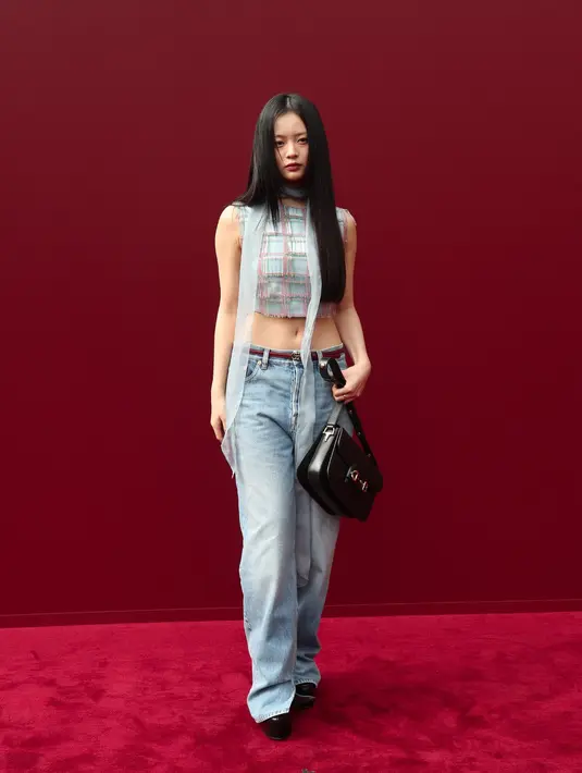 <p>Hanni NewJeans tampil dengan look musim panas, ia mengenakan ikat pinggang tipis dengan celana jins longgar dan light-wash yang pas di pinggangnya, memperlihatkan perutnya dengan gaya Y2K. [Dok/Gucci].</p>