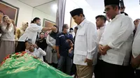 Ketua Umum (Ketum) Partai Gerindra, Prabowo Subianto turut melayat ke rumah duka wakil ketua Komisi III DPR RI Desmond Junaidi Mahesa. (Merdeka.com/Rahmat Baihaqi)