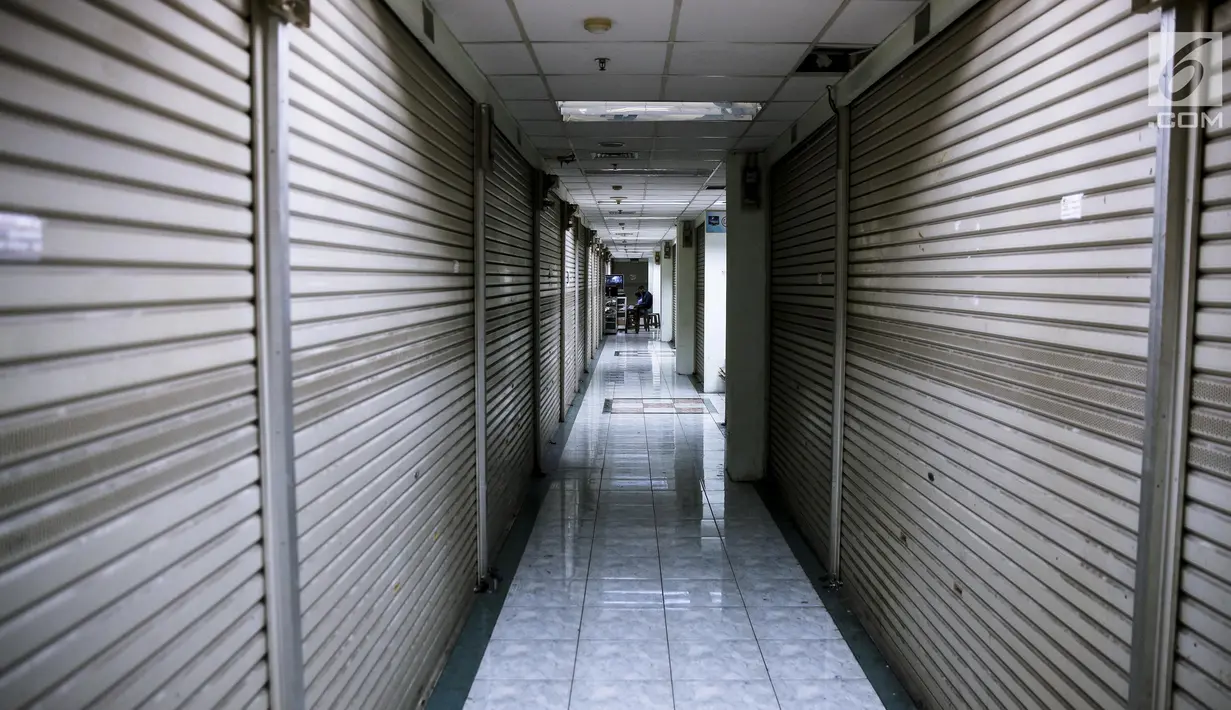 Sebuah lorong pertokoan yang terlihat sepi di pusat perbelanjaan Glodok, Jakarta, Selasa (18/7). Kios-kios di pusat penjualan barang elektronik, Pasar Glodok mulai banyak yang tutup efek dari maraknya jual beli online. (Liputan6.com/Faizal Fanani)