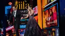 Alia Bhatt didampingi Varun Dhawan saat akan menerima penghargaan sebagai Aktris Wanita Terbaik pada ajang IIFA 2017 di Stadion MetLife, New Jersey, Minggu (16/7). IIFA sering mendapat julukan Oscar Bollywood dari para penggemarnya. (AP/Charles Skykes)