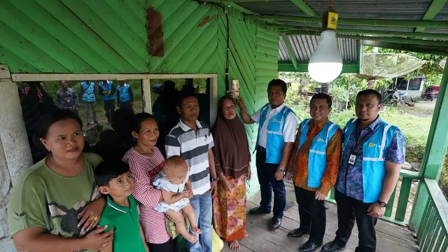 Petugas PLN bersama warga