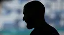 Siluet Pemain depan Prancis, Karim Benzema yang terlihat selama sesi latihan di stadion Nandor Hidegguti, Budapest pada Kamis (24/06/2021), selama kejuaraan sepak bola Eropa UEFA EURO 2020. (AFP/Franck Fife)