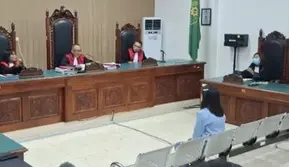 Stefani Heidi Doko Rehi alias Fani (21), terdakwa kasus&nbsp;kekerasan seksual anak&nbsp;dan tindak pidana&nbsp;perdagangan orang&nbsp;(TPPO) bersama&nbsp;mantan Kapolres Ngada AKBP Fajar&nbsp;divonis 11 tahun penjara oleh Majelis Hakim Pengadilan Negeri (PN) Kelas 1A Kupang. (Liputan6.com/ Ola Keda)