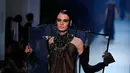 Model berjalan di atas catwalk membawakan busana Haute Couture Fall/Winter 2018/2019 karya desainer asal Prancis, Jean Paul Gaultier di Paris, (4/7). Gaultier menggunakan panggung untuk mendukung kampanye Free The Nipple. (AP Photo/Francois Mori)