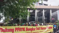 Front Aksi Mahasiswa Pemuda Selamatkan PPATK (FAM PPATK) menggelar aksi demonstrasi di depan Gedung Komisi Pemberantasan Korupsi (KPK), Kuningan, Jakarta Selatan, Senin (15/1/2024). (Liputan6.com/Nanda Perdana Putra)