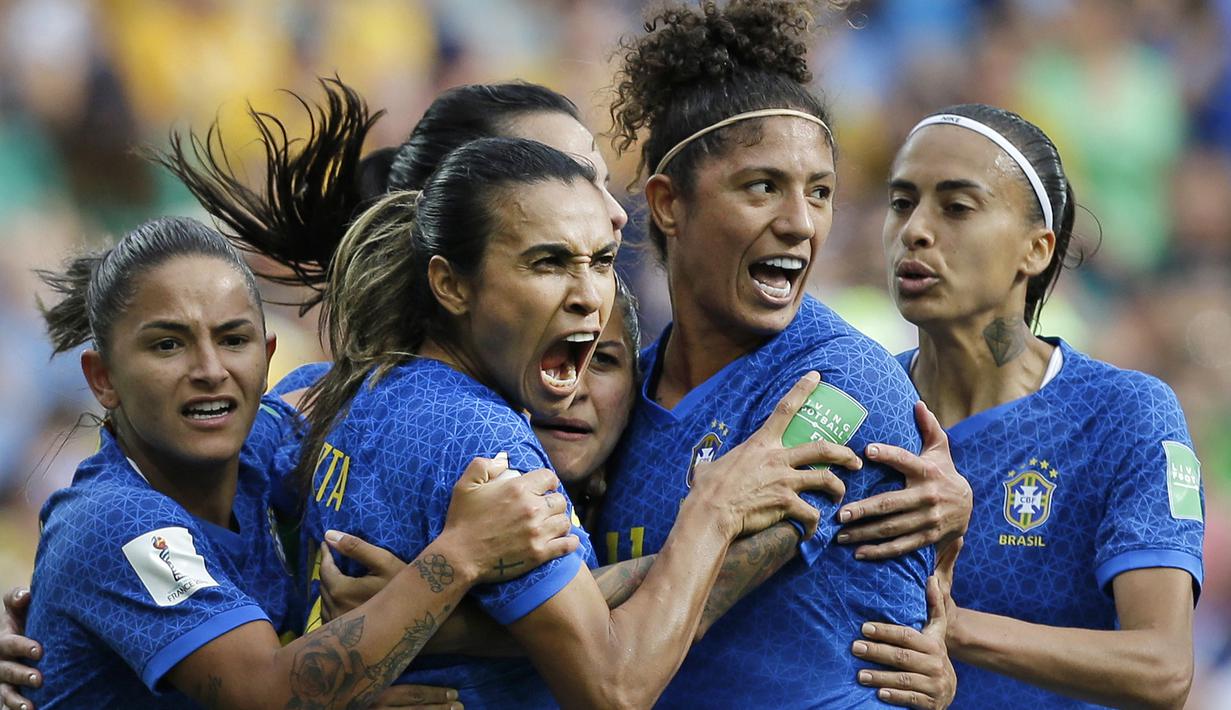 Marta (kedua dari kiri) merayakan gol pembuka yang dicetaknya saat Brasil menghadapi Australia di penyisihan Grup C Piala Dunia Wanita 2019 di Prancis. (AP/Claude Paris)