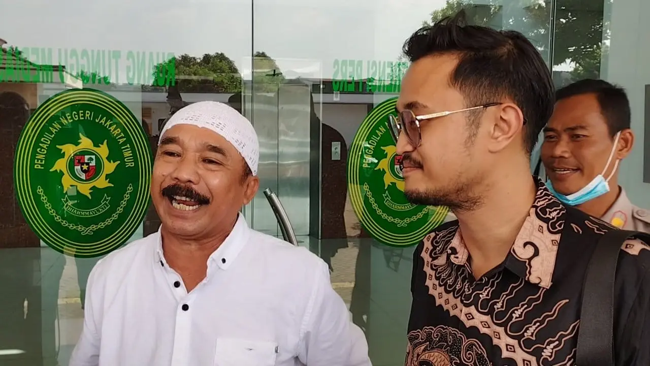 Opie Kumis  mendatangi Pengadilan Negeri (PN) Jakarta Timur.