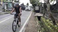 Striker Timnas Indonesia U-22, Ahmad Nur Hardianto, mengisi waktu libur dengan bermain sepeda di Ubud, Bali, Jumat (7/7/2017). Penyerang Persela ini sedang mengikuti pemusatan latihan jelang SEA Games. (Bola.com/Vitalis Yogi Trisna)