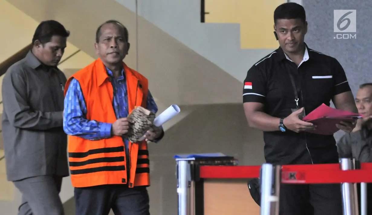 Mantan Anggota DPRD Sumut, Pasiruddin Daulay seusai menjalani pemeriksaan di Gedung KPK, Jakarta, Senin (26/11). Pasiruddin diperiksa sebagai tersangka terkait kasus dugaan suap dari mantan Gubernur Sumut, Gatot Pudjo Nugroho. (Merdeka.com/Dwi Narwoko)