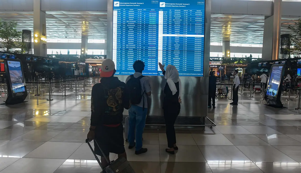 Kemudian pada Minggu 15 Maret 2026, jumlah penumpang diprediksi mencapai 546.984 orang dengan 3.688 penerbangan. Tampak dalam foto, calon penumpang saat berada di Terminal 3 Bandar Udara Internasional Soekarno–Hatta, Tangerang, Banten, Rabu (11/3/2026). (merdeka.com/Arie Basuki)