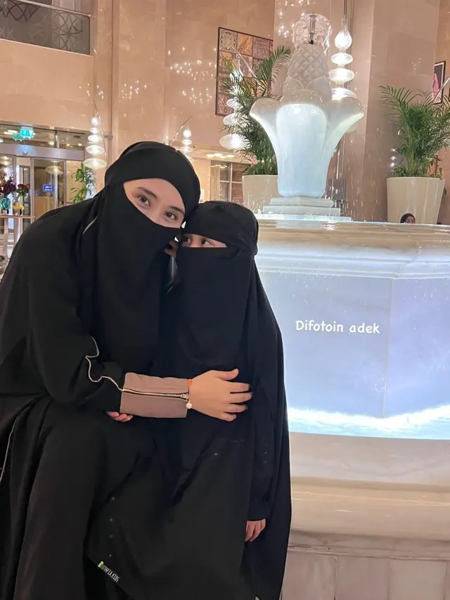 Sempat 3 Kali Ditunda, Ini 7 Momen Ryana Dea saat Jalani Umrah