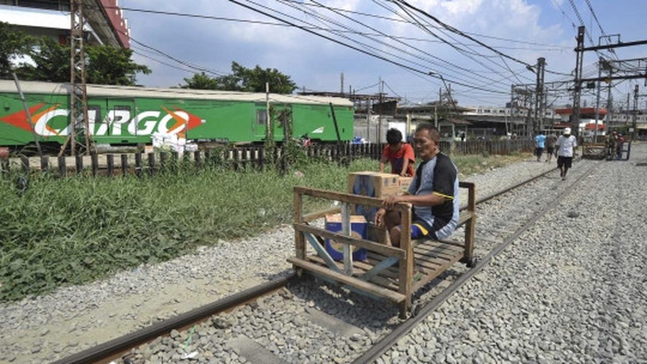 Semangat anak-anak pengojek lori mencari nafkah di bawah terik