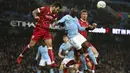 Bek Manchester City, Eliaquim Mangala, duel udara dengan pemain Bristol City, Marlon Pack, pada leg pertama semifinal Piala Liga Inggris di Stadion Etihad, Selasa (9/1/2018). Manchester City menang 2-1 atas Bristol City. (AP/Dave Thompson)