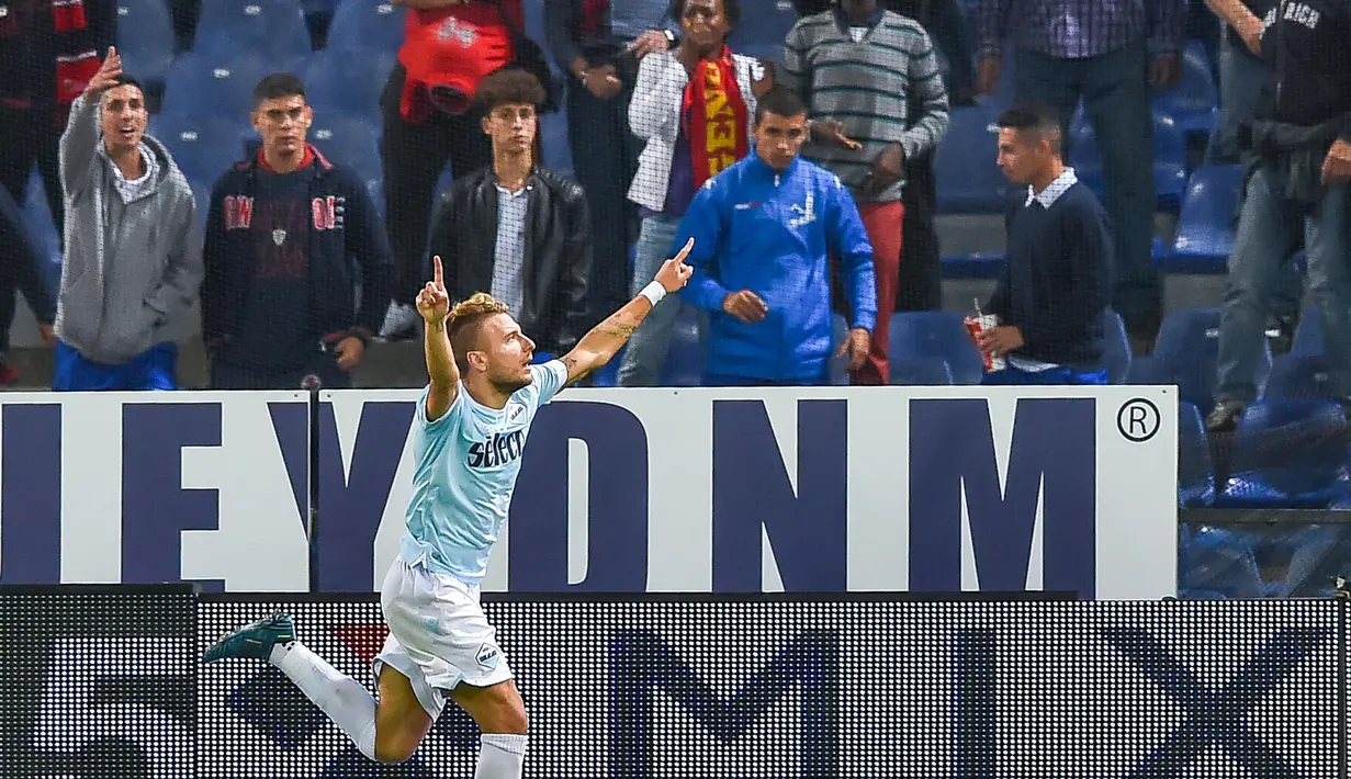 Selebrasi pemain Lazio, Ciro Immobile setelah mencetak gol kemenangan ke gawang Genoa pada lanjutan Serie A Italia di Luigi Ferraris Stadium, Genoa, (17/9/2017).  Lazio menang 3-2. (Simone Arveda/ANSA via AP)