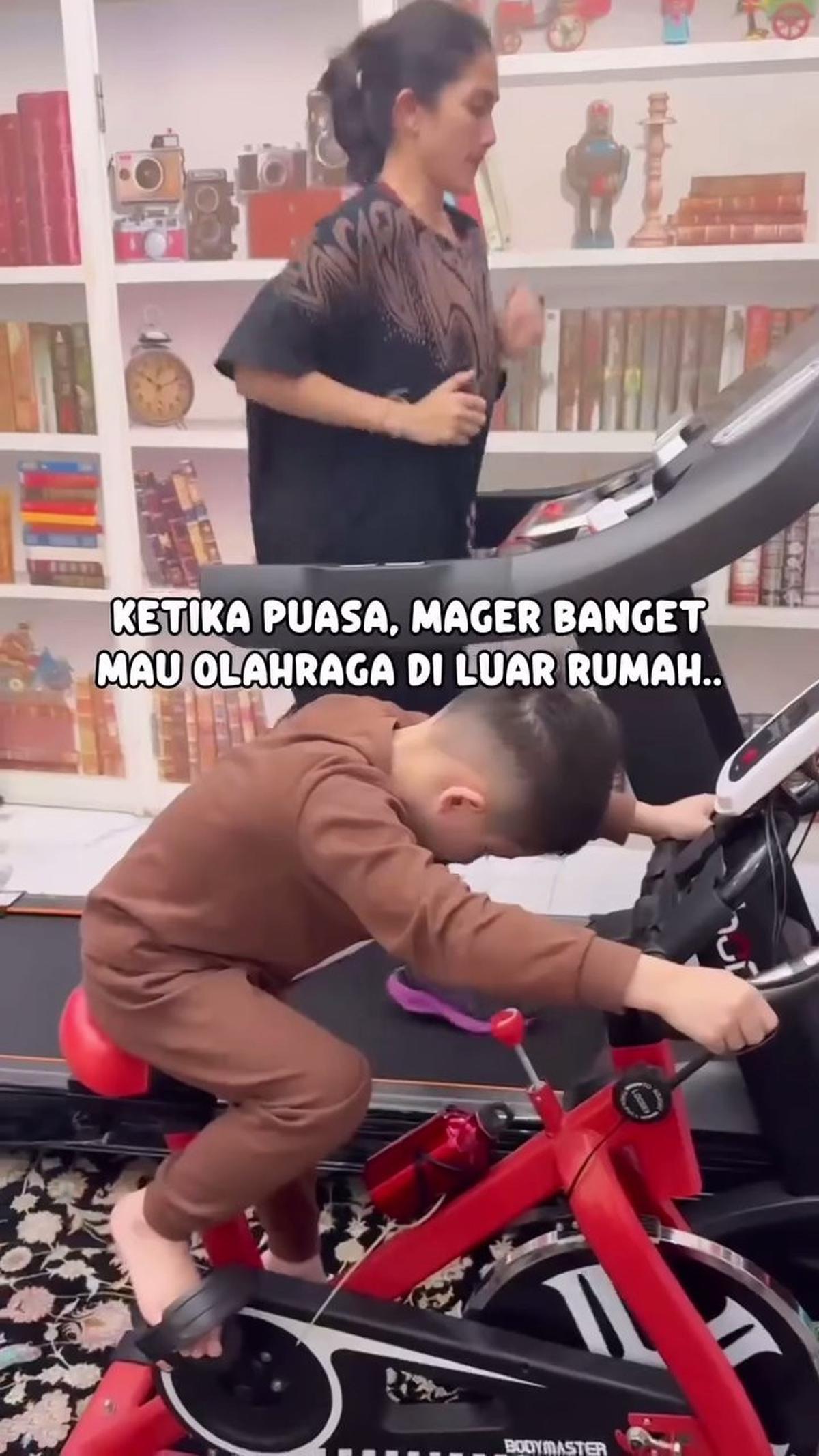 7 Potret Ussy Sulistiawaty Olahraga di Rumah Pakai Daster: Yang Penting Niat Saja Dulu