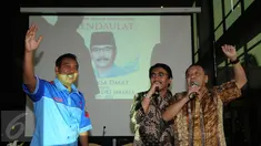 Ketua Ikatan Atlet Nasional Indonesia, Icuk Sugiarto (kiri) mendaulat Adhyaksa Dault (tengah) maju sebagai Cagub DKI 2017-2022 di Jakarta, Jumat (9/10/2015). Beberapa selebriti hadir dalam pendaulatan Adhyaksa. (Liputan6.com/Helmi Fithriansyah)