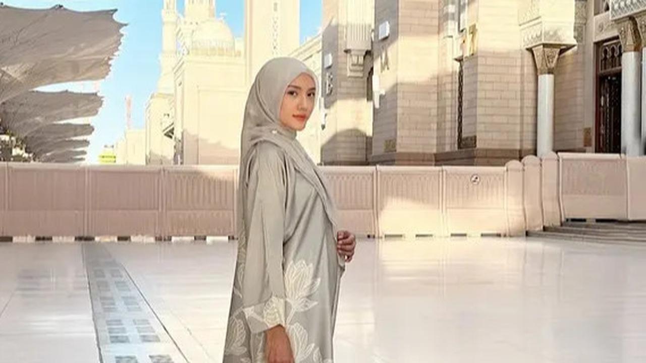 Anggun Memukau dalam Balutan Hijab dan Baju Syar'i, Ini Gaya Annisa Aziza saat Umroh