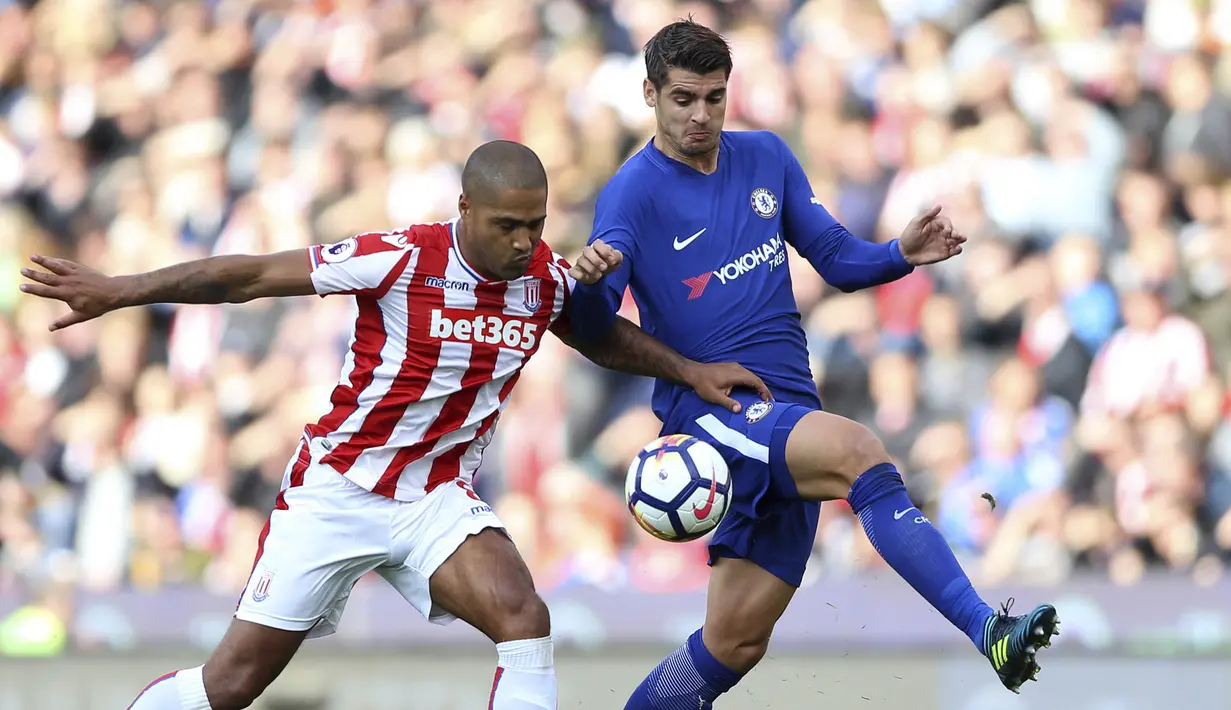 Striker Chelsea, Alvaro Morata, berebut bola dengan bek Stoke City, Glen Johnson, pada laga Premier League, di Stadion Bet365, Sabtu (23/9/2017). Chelsea menang 4-0 atas Stoke City. (AP/Nigel French)