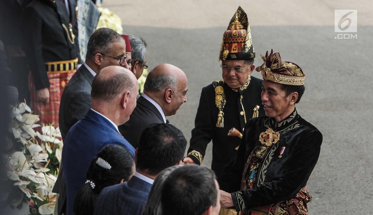 Presiden Joko Widodo bersama Wakil Presiden Jusuf Kalla bersalaman dengan tamu undangan dalam rangkaian Peringatan Detik-detik Proklamasi Kemerdekaan ke-74 RI di Istana Merdeka, Jakarta, Sabtu (17/8/2019). Peringatan HUT RI tersebut mengangkat tema "SDM Unggul Indonesia Maju". (Liputan6.com/HO/Kentu