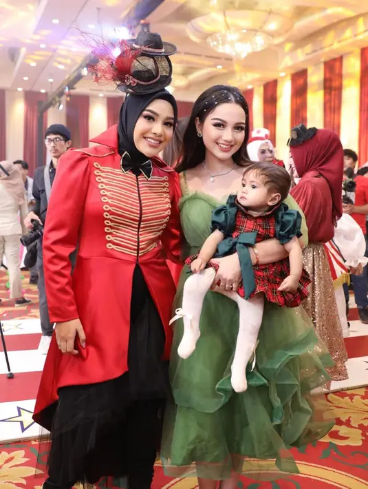Influencer Nanda Arsyinta hadir bersama putri kecilnya berbalut dress nuansa hijau. @nandaarsynt.