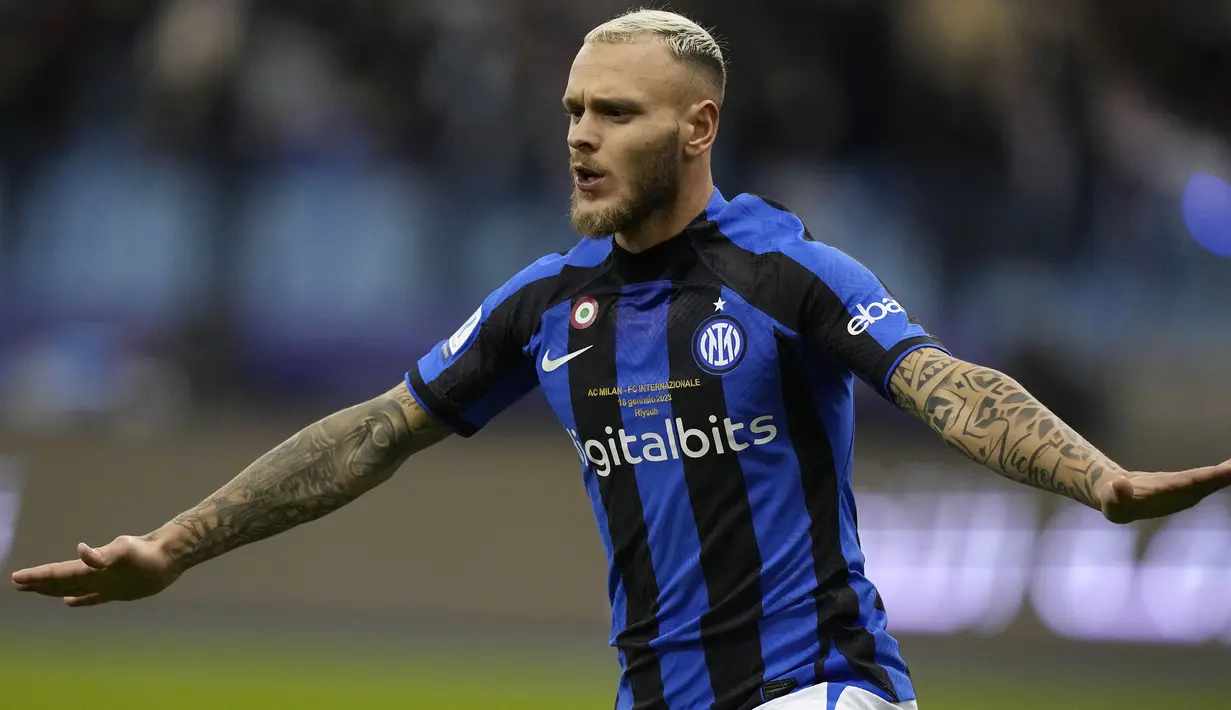<p>Pemain Inter Milan, Federico Dimarco melakukan selebrasi setelah mencetak gol pertama timnya ke gawang AC Milan saat laga Piala Super Italia 2022/2023 yang berlangsung di Stadion Internasional King Fahd, Riyadh, Arab Saudi, pada Kamis (19/1/2023) dini hari WIB.&nbsp;(AP Photo/Hussein Malla)</p>