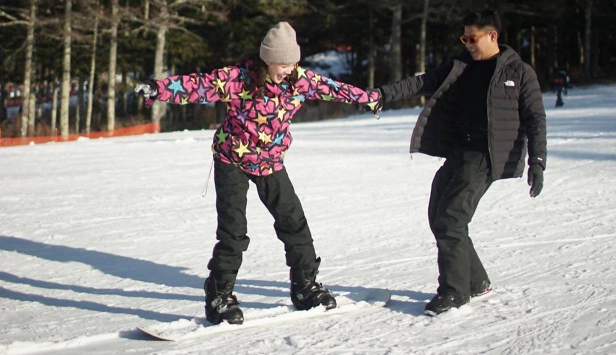 Dalam unggahan Instagramnya, Della Dartyan pun terlihat bahwa belum mahir saat bermain ski salju. Terlihat saat berada di papan seluncur ia pun masih cukup ketakutan karena meluncur dengan cepat. Namun akhirnya, Nino RAN menangkap Della yang tengah melaju sambil panik dan sambil teriak memanggil Nino. (Liputan6.com/IG/@delladartyan)