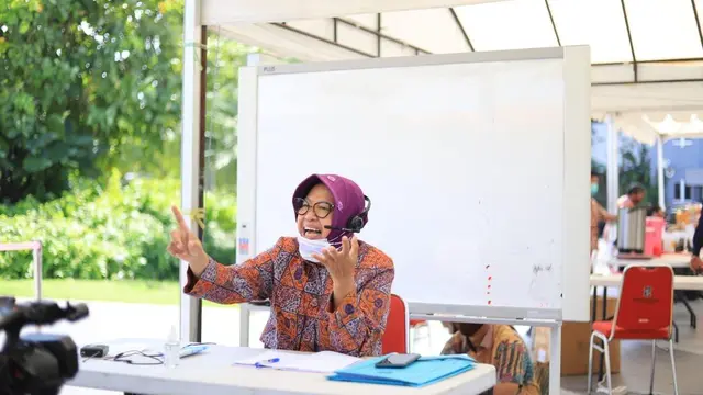 Momen Tri Rismaharini Beri Kelas Daring